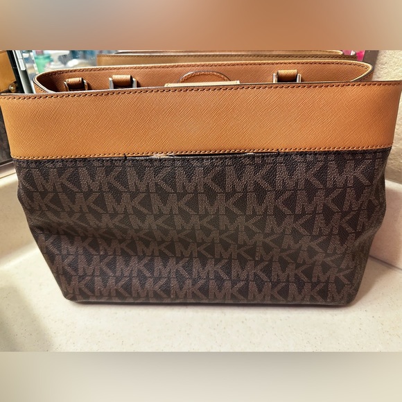 🌸 Michael Kors Women's Hailee Floral Studded  NWOT🌸 - Picture 4 of 10